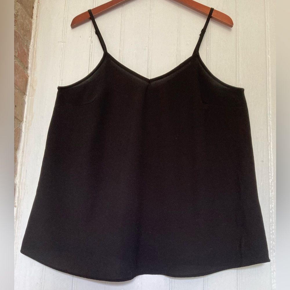 Torrid swing cami in black crepe, v-neck, adjustable straps, size 0.
